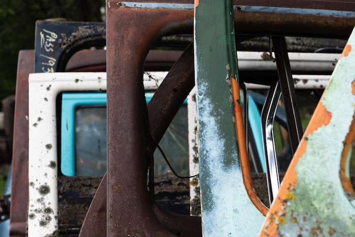 Des portes de voiture. 