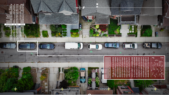 Des voitures stationnées sur une rue résidentielle.