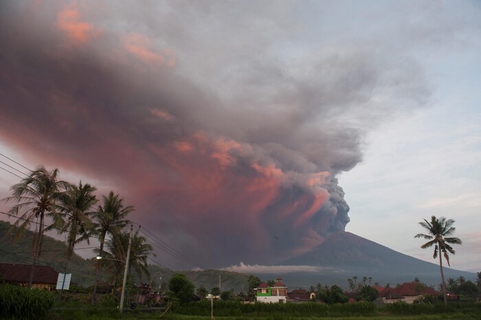 Le volcan Agung en éruption, vu du village de Culik.