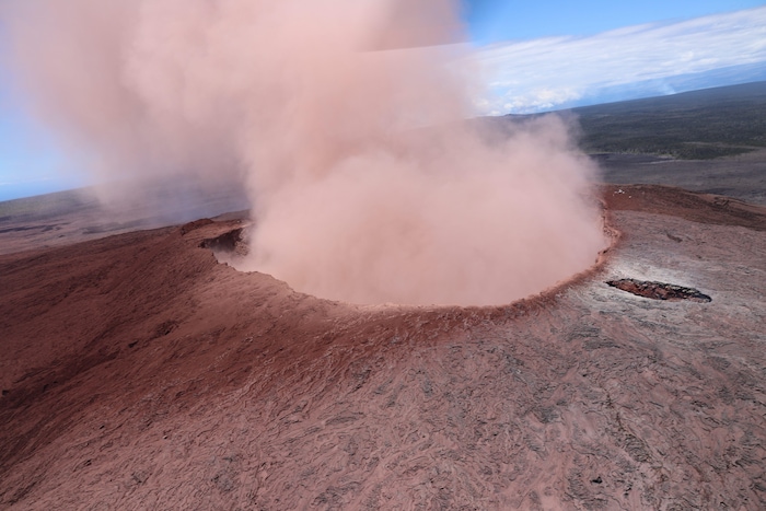 De la fumée s'élève du volcan Kilauea.
