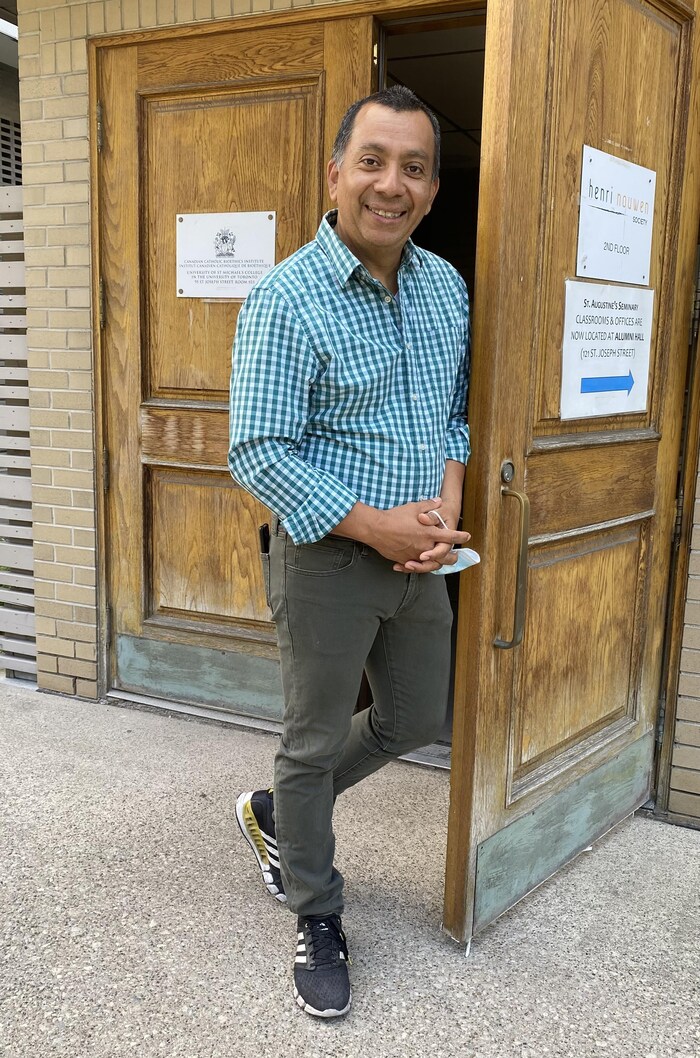 Gilberto Rogel, coordonnateur du projet School4Civic à l'entrée d'un building