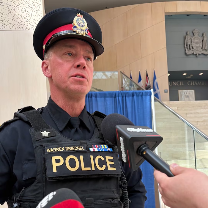 Un agent de police d'Edmonton, en Alberta, parle aux médias, mai 2026.