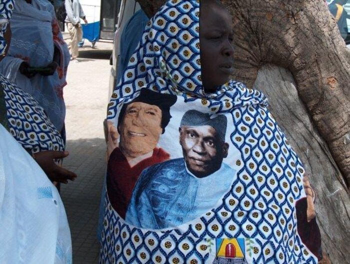 Lors de la venue du guide libyen Mouammar Kadhafi à Dakar en 2006, des wax à son effigie et celle du président sénégalais d'alors Abdoulaye Wade avaient été créés. 