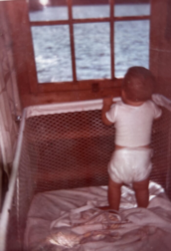 Photo d'un petit garçon regardant à travers d'une fenêtre. 
