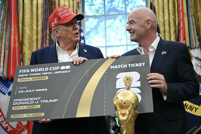 Le président des États-Unis, Donald Trump et le président de la FIFA Gianni Infantino, tiennent un billet géant.