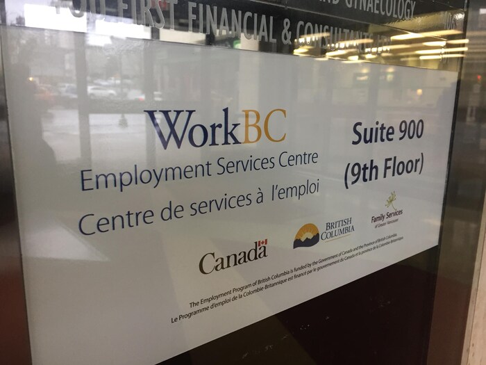 La porte d'entrée du centre de services à l'emploi WorkBC au centre-ville de Vancouver, qui affiche dans les deux langues officielles.