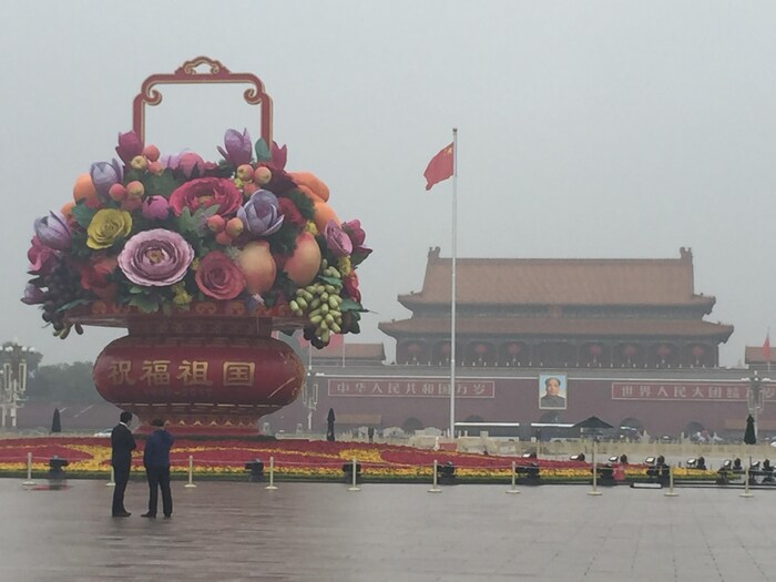 Place Tiananmen, le jour de l'ouverture du Congrès quinquennal du Parti communiste chinois. Le 18 octobre 2017