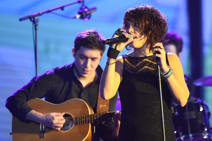 La chanteuse Zaz interprétant une chanson lors des Victoires de la musique, à Paris, le 12 février 2016.