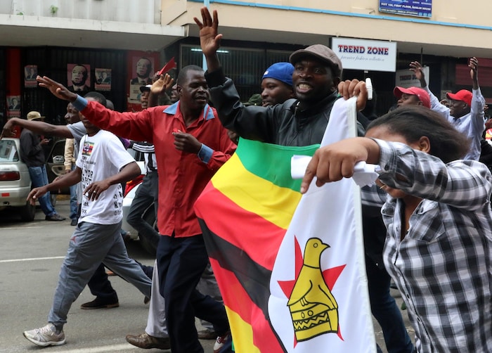 Des Zimbabwéens manifestent en grand nombre dans les rues de la capitale, Harare.
