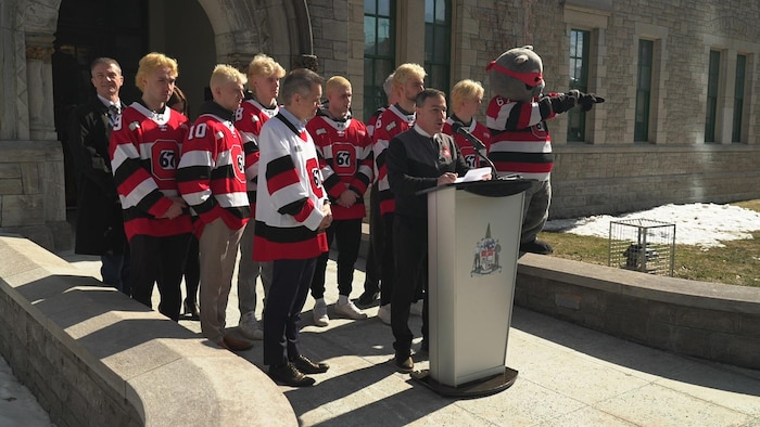 Des joueurs de hockey et un politicien rencontrent le public.