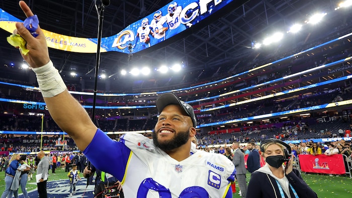 Aaron Donald salue la foule dans un stade.