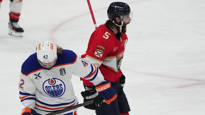 Des joueurs de hockey en action.