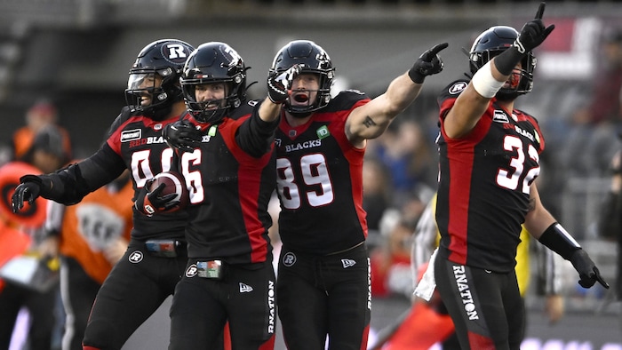 Antoine Pruneau, Marco Dubois et Adam Auclair célèbrent.