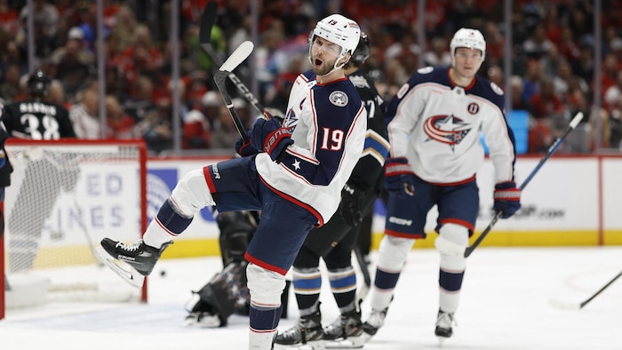 Un hockeyeur célèbre son but.