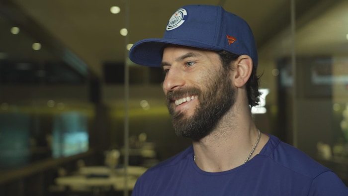 Adam Henrique lors d'une entrevue. 