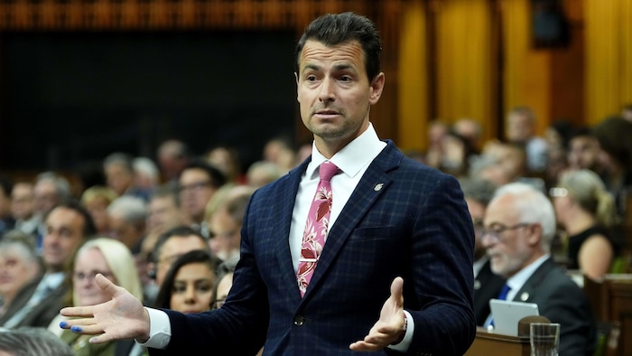 Il s'adresse au élus lors d'une séance au parlement.