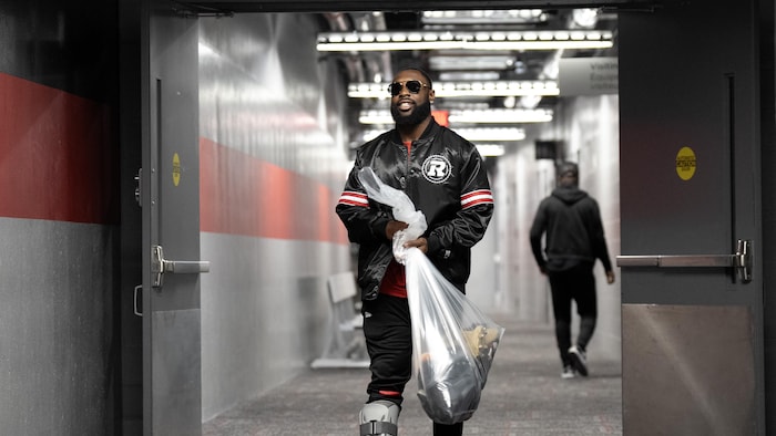 Adarius Pickett ramasse ses effets personnels près du vestiaire du Rouge et Noir.