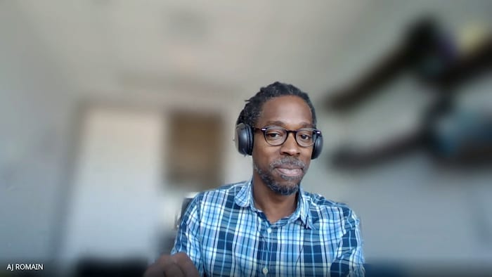 Un homme parle à la caméra.