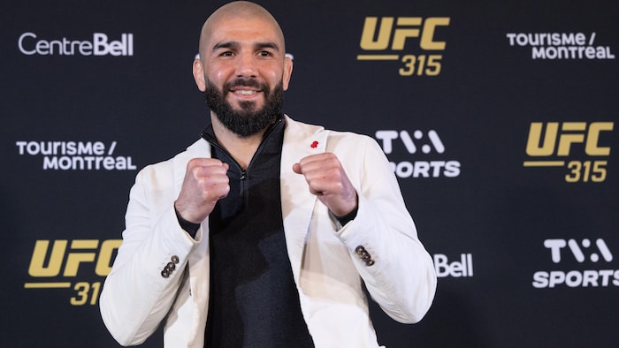 Un homme prend la pose.