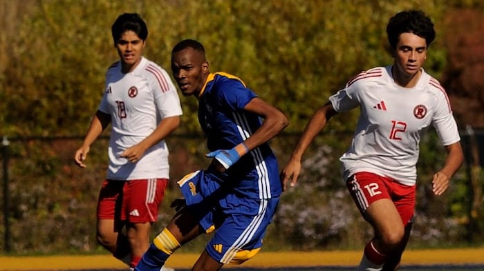 Joueurs regardant el ballon en action.