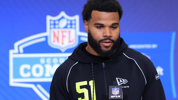 Un joueur de football est interviewé pendant un événement de la NFL.