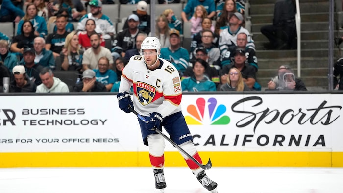 Un joueur de hockey sur ses patins