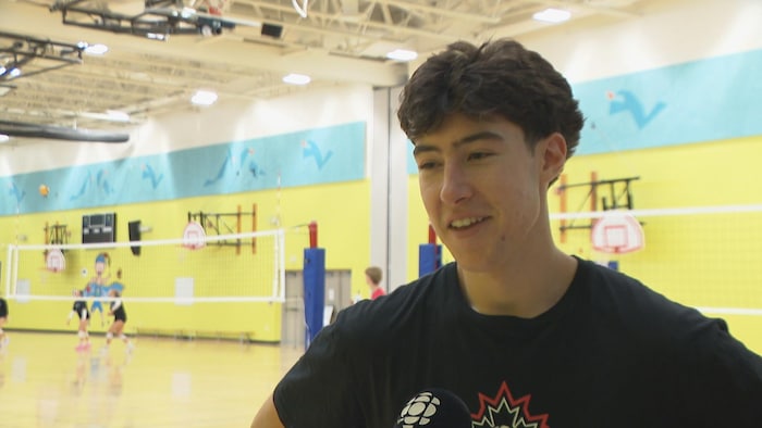 Alex Daigle en entrevue et souriant.