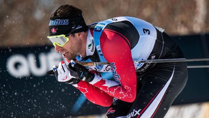 Alex Harvey s'accroupit dans une descente lors de l'épreuve de poursuite de la Coupe du monde de ski de fond à Québec. 