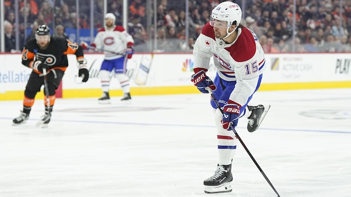 Un joueur de hockey s'apprête à lancer.