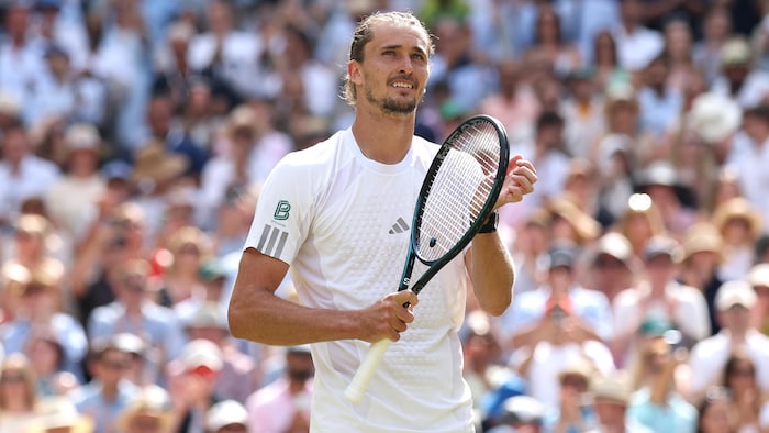 Un joueur de tennis en blanc.