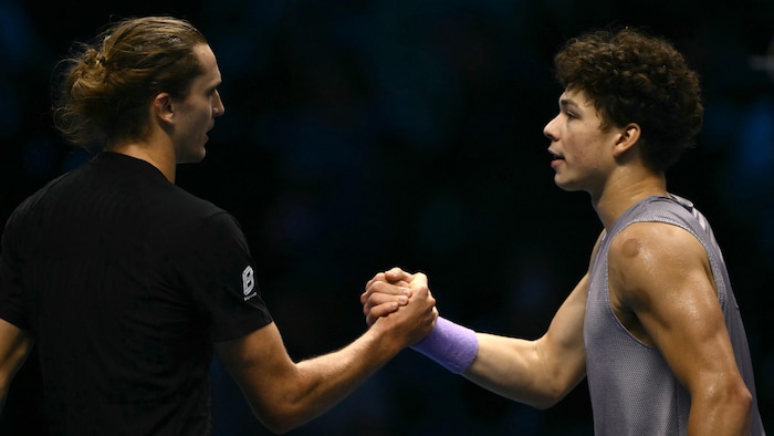 Deux joueurs de tennis se donnent la main.