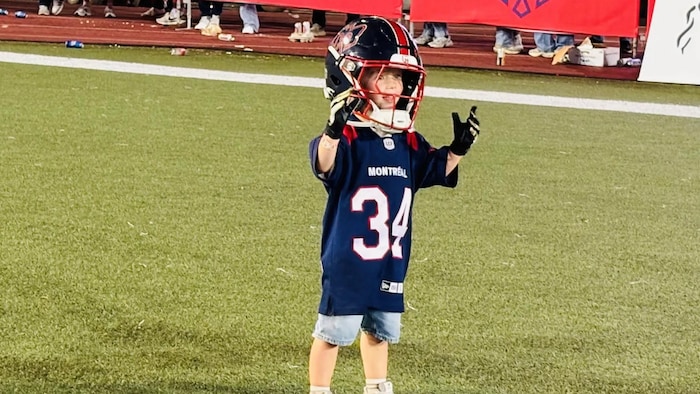 Il porte un casque de football trop grand.