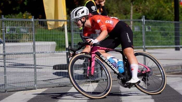 Alexandra Volstad négocie un virage pendant la course sur route U23.