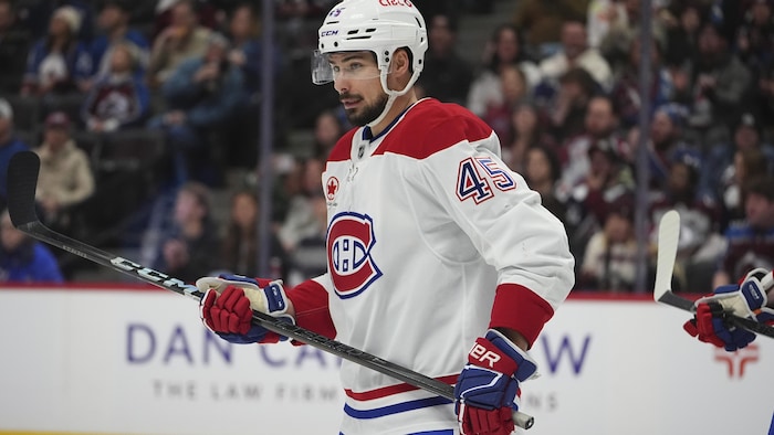 Le défenseur du Canadien tient son bâton lors d'un arrêt de jeu.