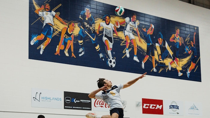Alexi Dufour fait un service durant un match.