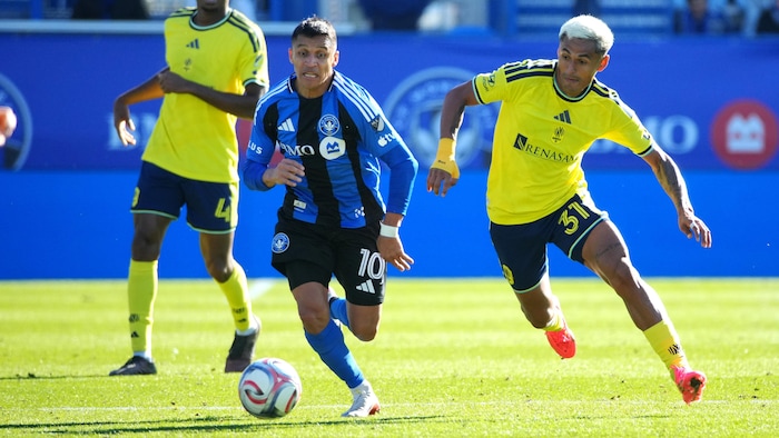 Des joueurs de soccer tentent de prendre contrôle de la balle.