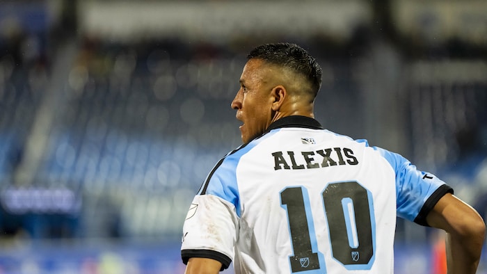 Photo portrait d'Alexis Sanchez, de dos.