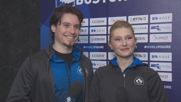 Deux patineurs répondent aux questions d'une journaliste
