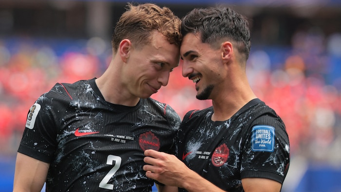 Deux joueurs, tout sourire, se cognent la tête.