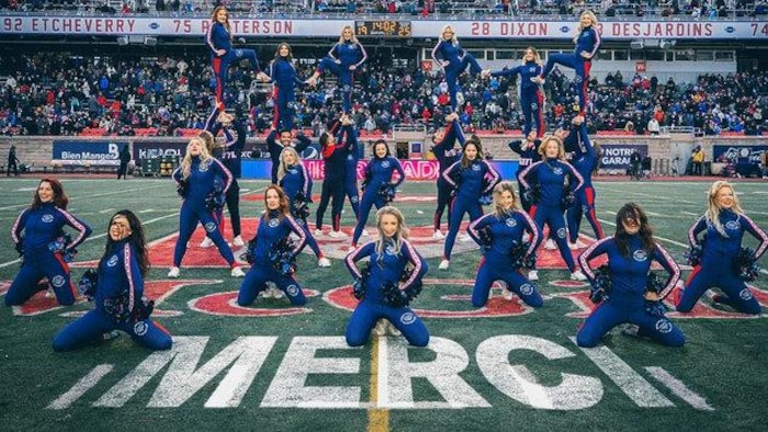 Elles posent pour la caméra sur le terrain.