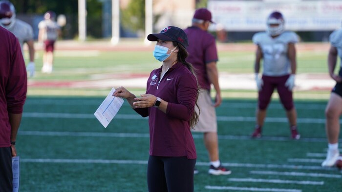 Amanda Ruller donne des directives lors d'un entraînement de l'équipe de football de l'Université McMaster.