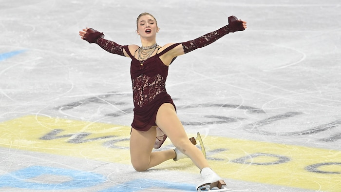 Une patineuse artistique termine son programme.