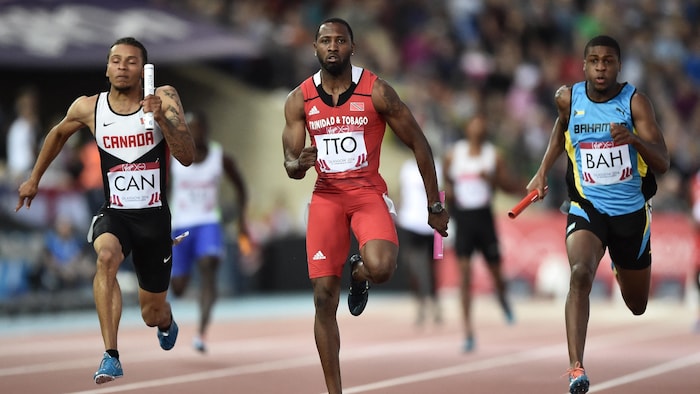 Trois coureurs en action sur la piste. 