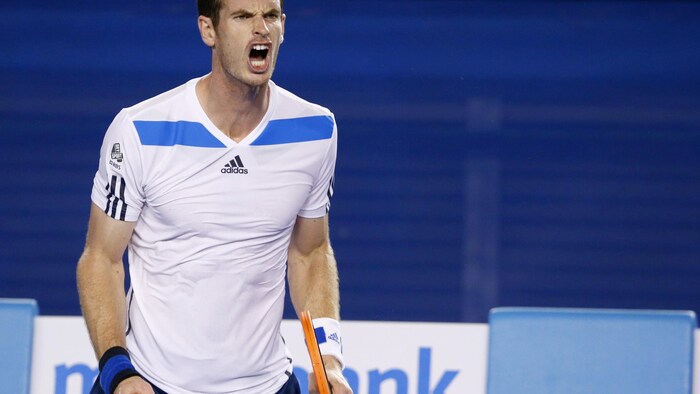 Le joueur de tennis hurle de joie.