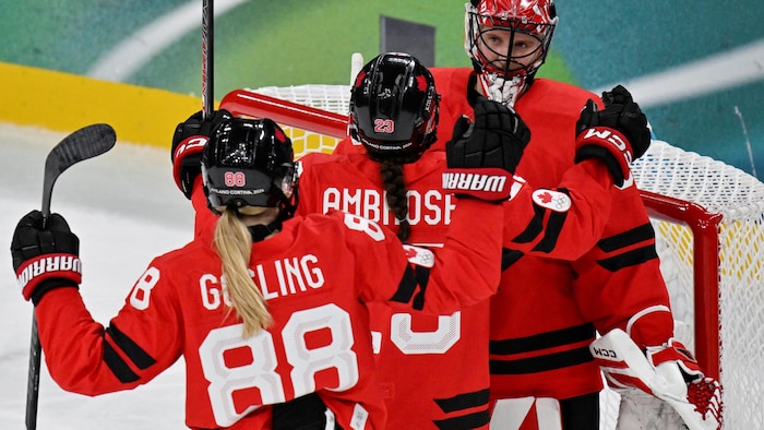 Des hockeyeuses célèbrent leur victoire.