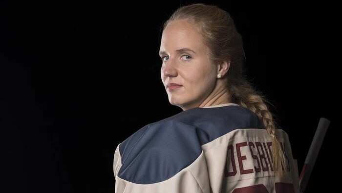 La joueuse de hockey porte un chandail de la LPHF.