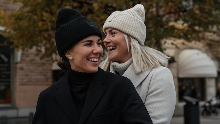 Deux femmes posent à la caméra. 