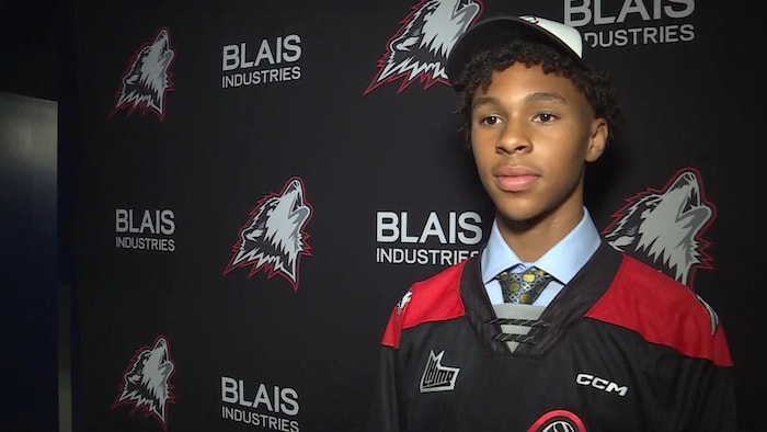 Un jeune joueur de hockey en entrevue à la télévision.