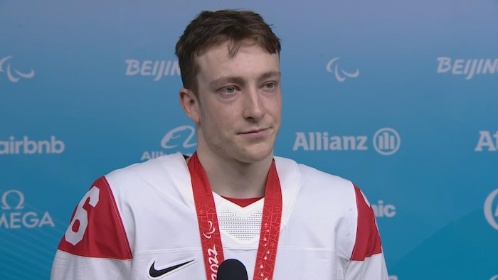 Anton Jacobs-Webb accorde une entrevue après la finale de parahockey.