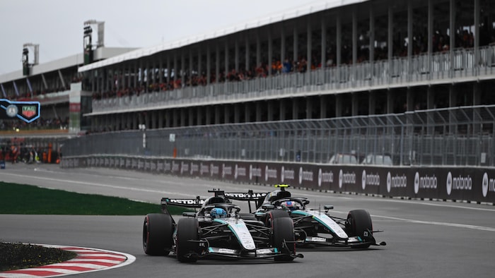 Les deux Mercedes très proches sur la piste. 